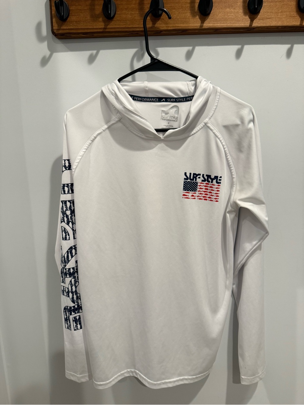 Surf Style White Long-Sleeve Hooded Rash Guard with Flag Graphic Fishing Shirt